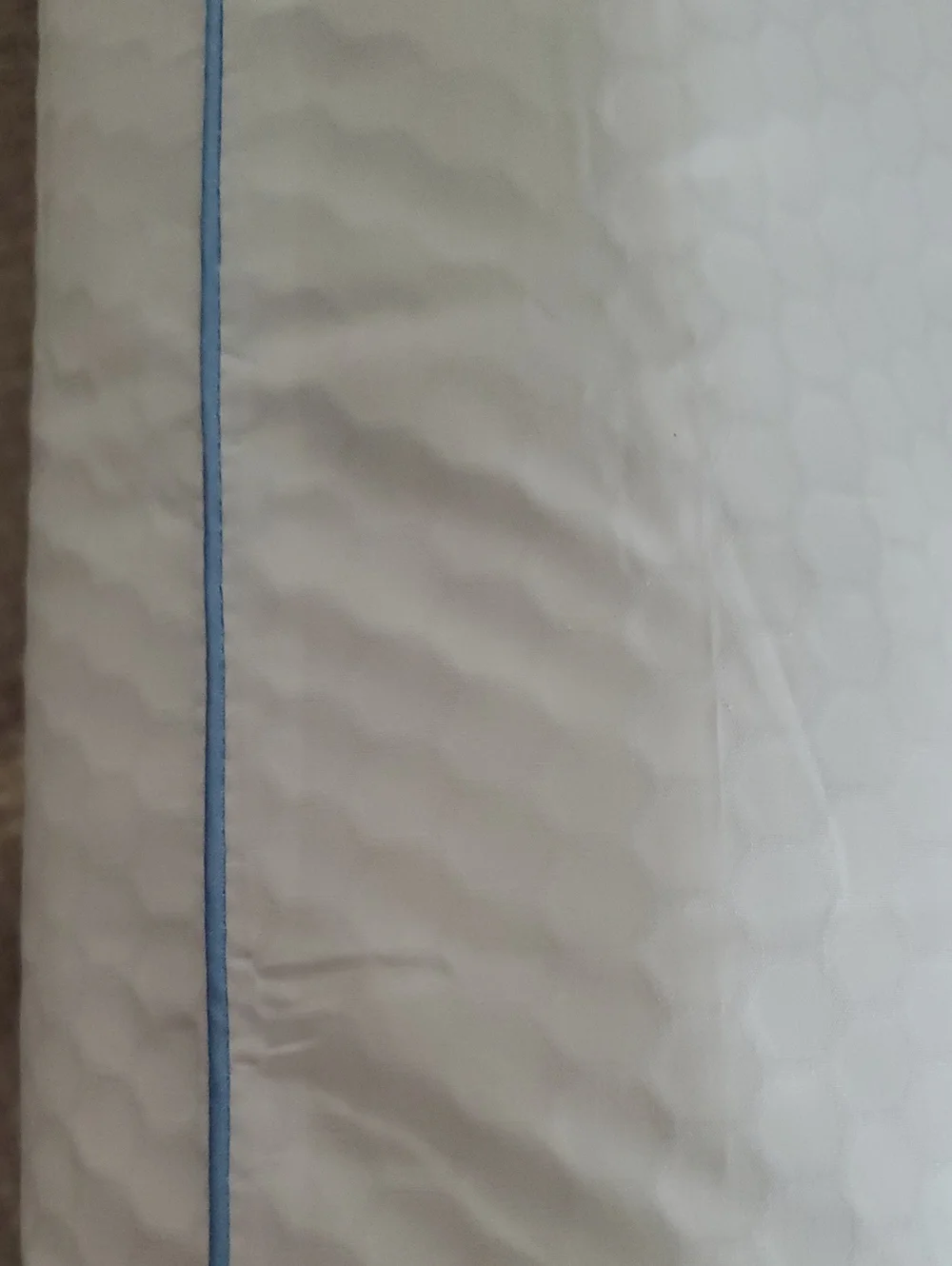 New Nestwell Cool & Comfortable Standard/Queen Pillow -Medium Support.